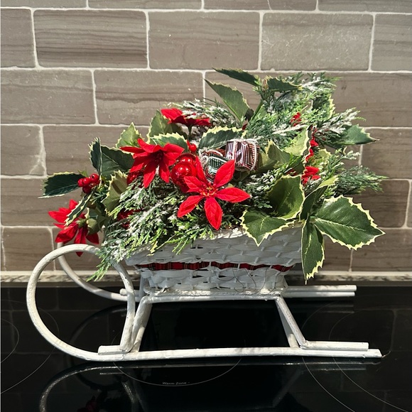 Beautiful Vintage White Wicker Christmas Sleigh w/ Greenery & Decor 15” x 11” - Picture 2 of 12